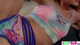 ���ಣ್ಣ ಹೆಜ್ಜೆ ಸಹೋದರಿ ಮತ್ತು ಅವಳ ಬಿಗಿಯಾದ ಸ್ನೇಹಿತರಿಗೆ ಹೊಂದಿತ್ತು stepbro ಪಡೆಯಲು ಅನಿರೀಕ್ಷಿತ boner ಅವರಿಗೆ