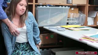 Хар үстэй охин баригдаж байна үйлчлүүлэгчдийн хулгай болон ажилтан punishes түүний.Тэр gropes түүний жижиг дагуурын болон давамгайлдаг түүний өгч, түүнийг нь bj.Дараа нь тэр үс нь түүний pussy