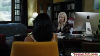 Avi Rakastan vain katsella Kenzie Taylor nauttii nuolee hänen pillua