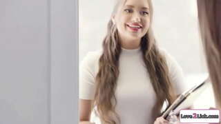 Kasal planner seduces sa isang pares at magsalsal ng kanilang buhok at convinces em upang magkaroon ng isang 3some.Brown ang buhok puke ng kanyang naglalakihang suso gf inupuan ang kanyang