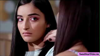 Alana குரூஸ் மற்றும் எமிலி வில்லிஸ் பயன்படுத்த ஒவ்வொரு மற்றவர்கள் நாக்கு உச்சியை