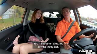 Bigtit britų redhead čiulpti kelių mokytojų gaidys prieš seksą