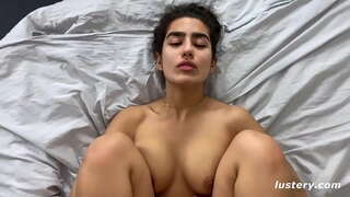 Rzucając jej nogi za głowę do głębszej penetracji