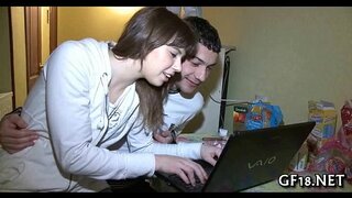 Аяулы жас красотка қабылдайды қатты 10-фунтовый соққы Аяулы жас красотка қабылдайды қатты 10-фунтовый соққы