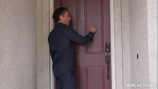 Milf Eva Notty llena de su apretado coño con su enorme polla mientras sus enormes tetas de oscilación