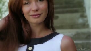 ���ழகான ஐரோப்பிய டீன் Carolizi ஊர்சுற்றுவதற்கு வெளிப்புற