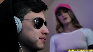 Sexy adolescente Kenzie Madison twerks su culo seduciendo a su hermanastro, a continuación, ella abre su coño para hacer de él insertar su enorme polla Sexy adolescente Kenzie Madison twerks su culo seduciendo a su hermanastro, a continuación, ella abre su coño para hacer de él insertar su enorme polla