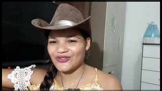 Στη συνέχεια, κάνει ένα σκληρό πρωκτικό σκατά στη μέση της ζούγκλας